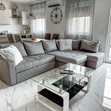 Brand New 2 Bed, 1 Bath Condo ซาดาร์ ภายนอก รูปภาพ